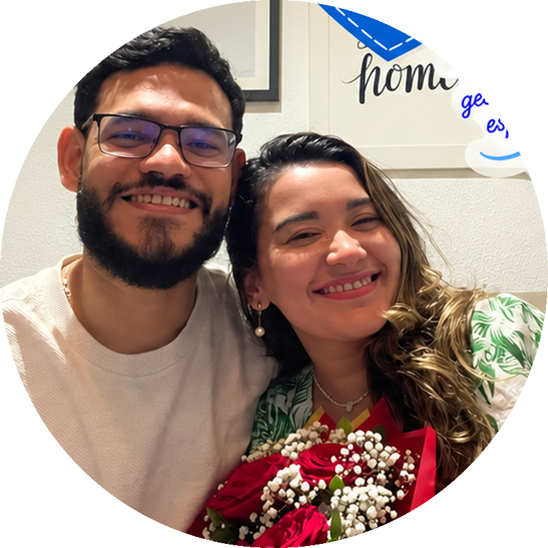Myrla e o esposo, pais do João Benício, sorrindo juntos